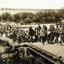 Germans leading Russian prisoners over Vistula River, fortress of Novogeorgievsk, Poland, 1915 (LC-USZ62-42722) (21978728441)